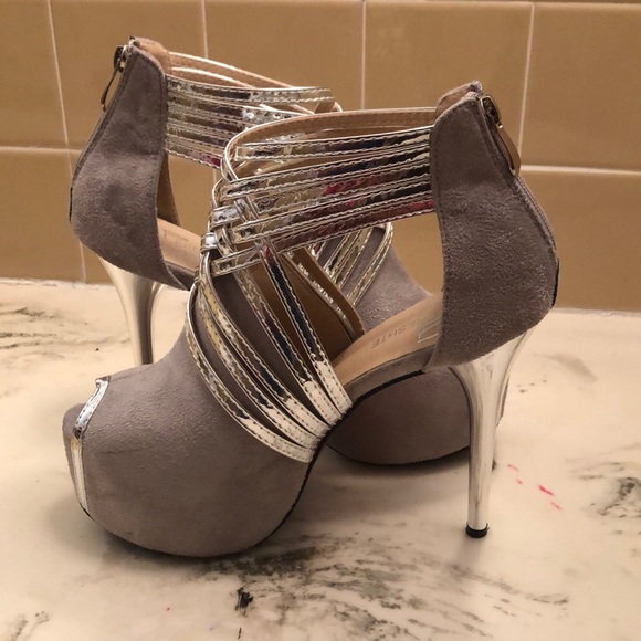 A fereshite silver and a Carlos black Heels - Picture 2 of 2